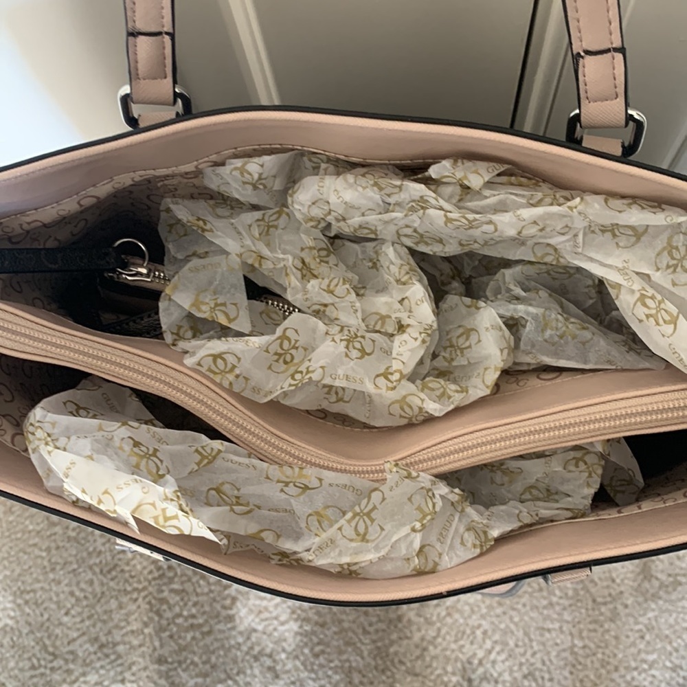 Guess Walsh Travel Tote with pouch NEW with tags! - Picture 10 of 10